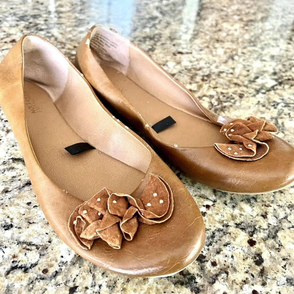 Kenneth Cole Reaction Ballet Flats 8.5 M Whiskey Brown Leatherette; Flower Bow